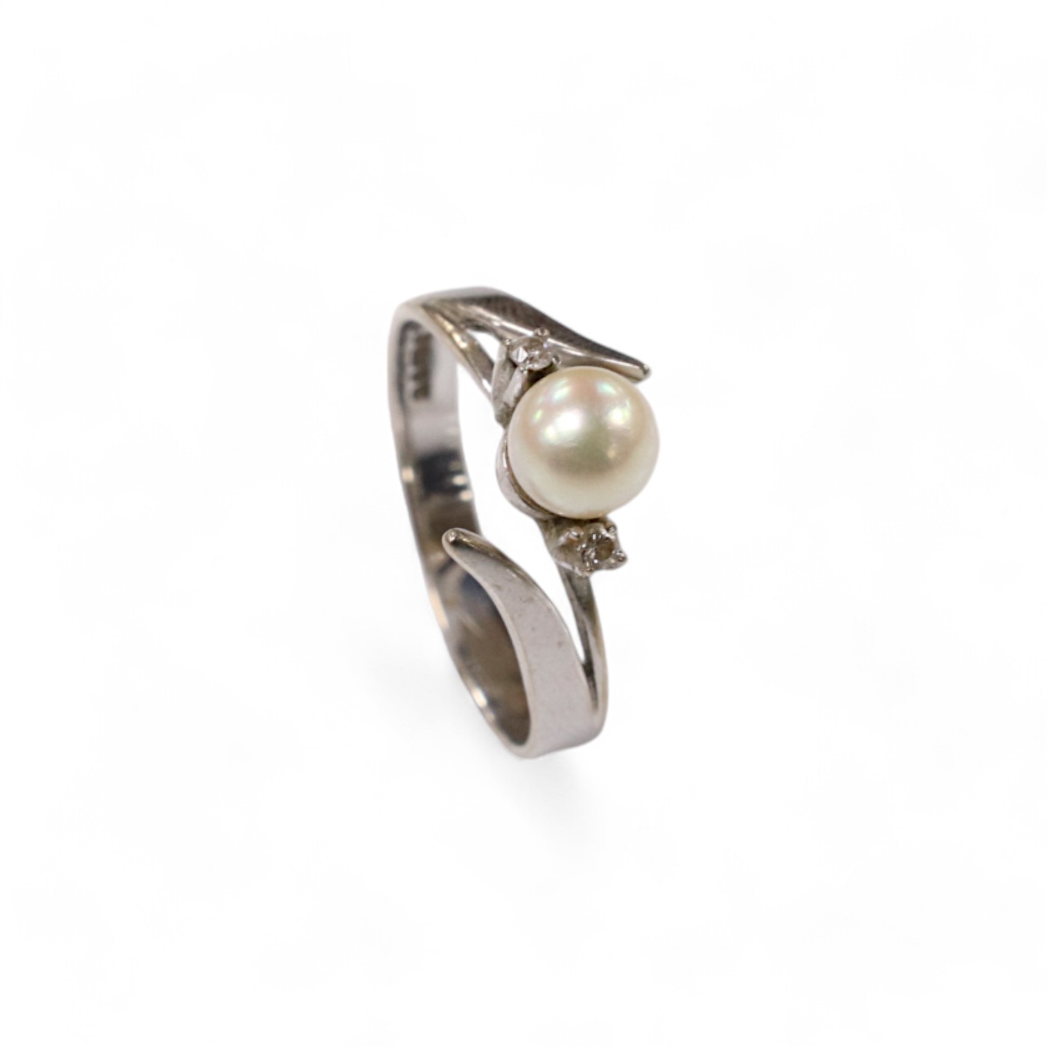 A modern 18ct white gold and single stone cultured pearl set ring, with two stone diamond set shoulders, size Q, gross weight 3.7 grams. Condition - poor to fair